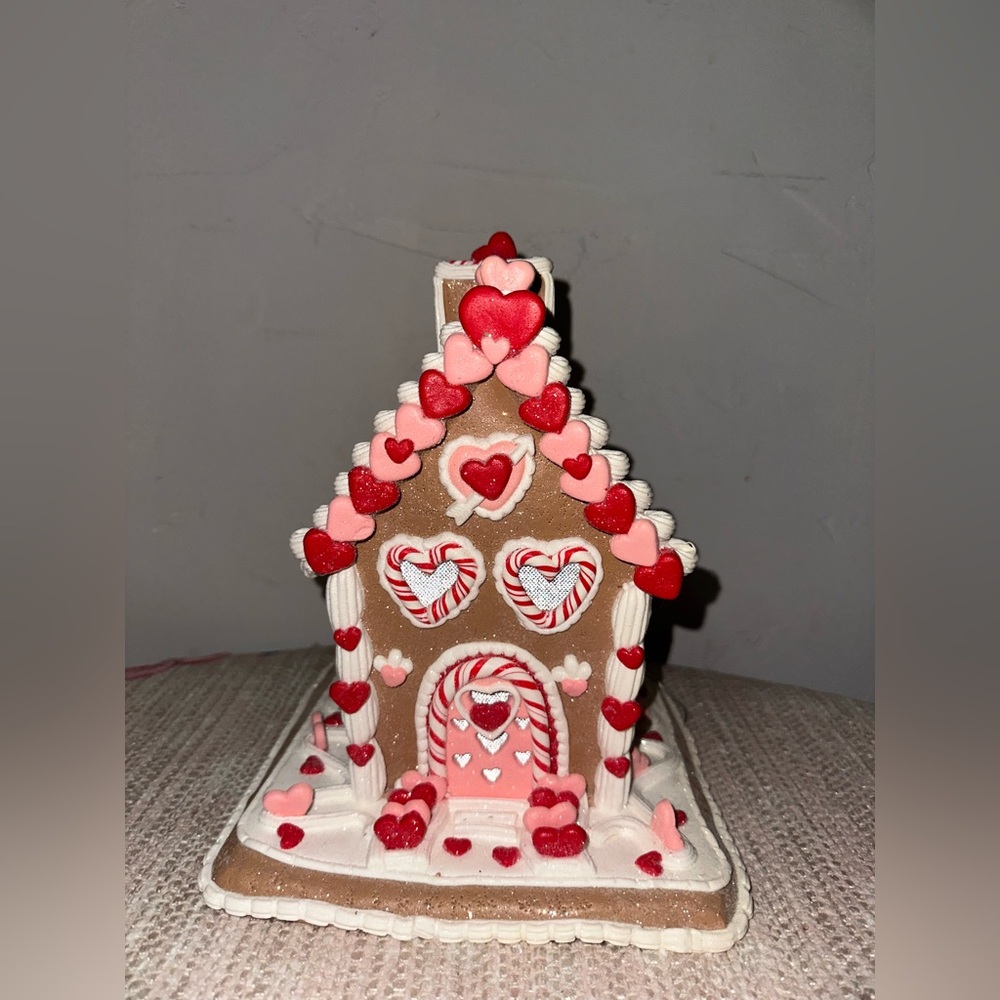 Cupcakes and cashmere gingerbread house